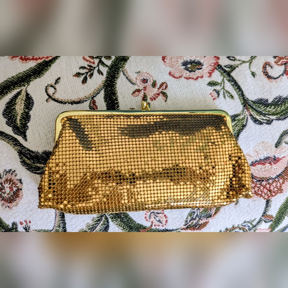 1950s Whiting & Davis Vintage Gold Mesh Kiss Clasp Clutch Evening Purse.